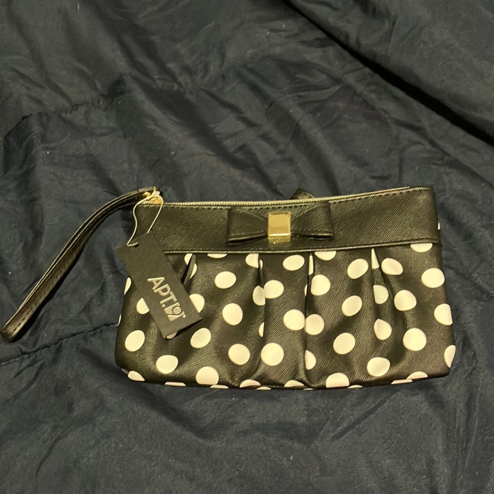 Black and white Accessory bag by Apt 9!